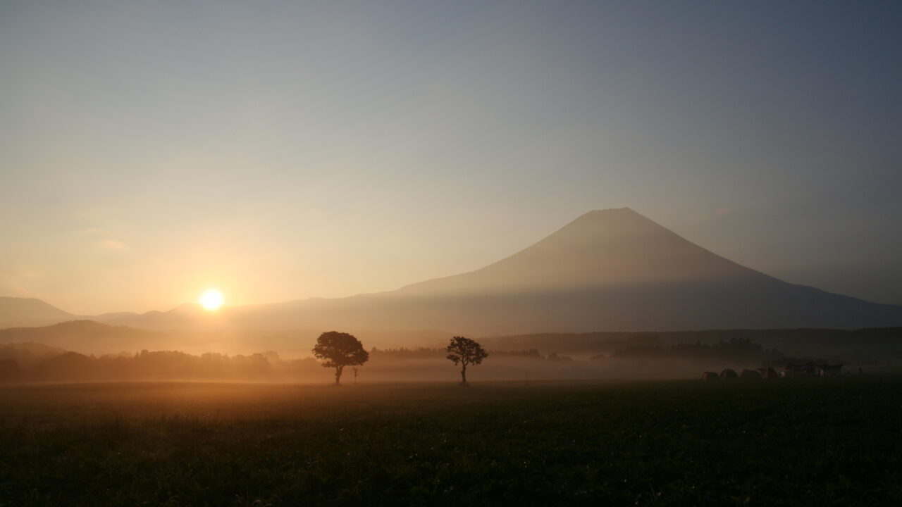 ふもとっぱらからの富士山の朝焼け